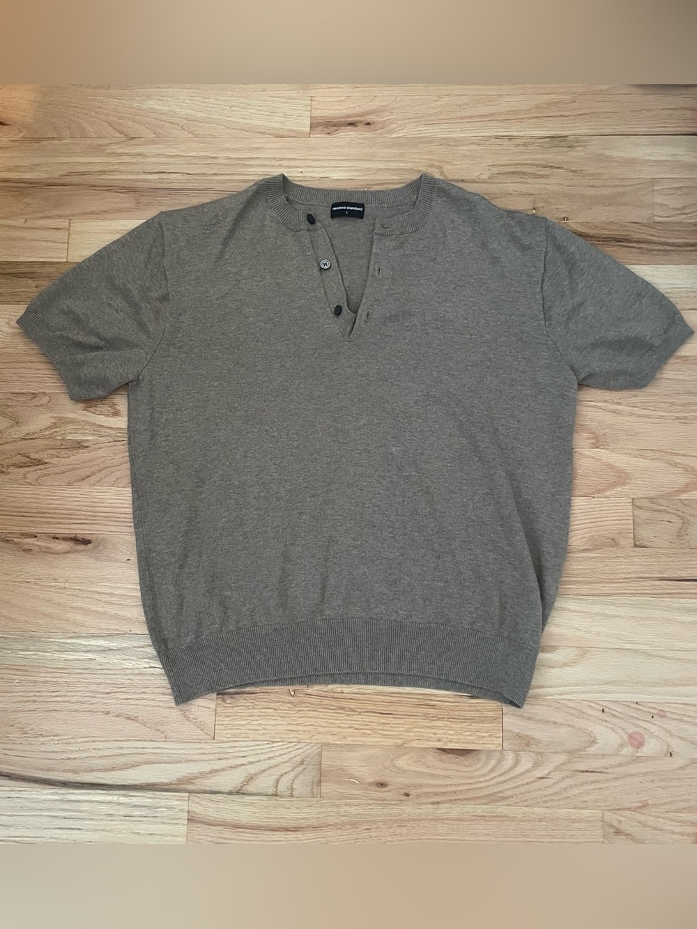 Musinsa Men's Short-Sleeve V-Neck Henley Sweater in Taupe